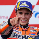 El catalán Marc Márquez (Honda), le guiña el ojo y señala a todo su equipo desde lo alto del podio de Sachsenring.-ALEJANDRO CERESUELA