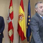 El delegado territorial de la Junta en Burgos, Roberto Saiz, y el subdelegado del Gobierno, Pedro de la Fuente, en una imagen de archivo. RAÚL G. OCHOA