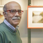 Francisco Javier Rodríguez Roldán, junto a una de las pinturas que componen la colección.-Santi Otero