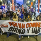 Más de un centenar de empleados de comercios burgaleses desfilaron ayer por la calle Vitoria para expresar su descontento con la patronal y dejar claro que irán a la huelga.-SANTI OTERO