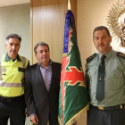 Del Amo coloca la corbata en el Guión en presencia del coronel y Salóm.-