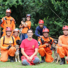 Álvaro Martínez (de rojo) imparte un curso de formación para los guías caninos de la Unidad Canina del Sistema Nacional de Protección Civil de Panamá.-ICAL