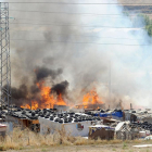 Las llamas alcanzaron un montículo de neumáticos, plástico y madera.-ISRAEL L. MURILLO