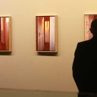 Un visitante observa algunos de los cuadros de la serie 'Luz del amanecer'.-Raúl Ochoa