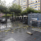 La plaza de Santiago ya se ha vallado para comenzar con las obras de remodelación. RAÚL G. OCHOA