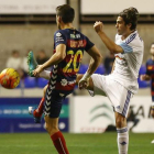 Provencio, que entró al campo en la segunda mitad, disputa un balón con el jugador del Llagostera Juanito-LFP.es