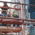 Unos obreros trabajan en la obra de un edificio.-ISRAEL L. MURILLO