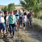 Participantes de las jornadas observando las aves a través de los prismáticos.-ECB