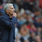 Mourinho, preocupado durante el partido con el CIty en Old Trafford.-EFE / PETER POWELL