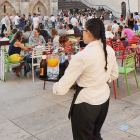 Una camarera se dispone a servir las mesas de terraza de un bar de la capital burgalesa.-ISRAEL L. MURILLO