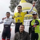 Santi Garrido (izda) y Martín Mata (centro) en el podio.-