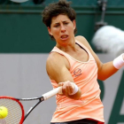 Carla Suárez golpea una bola en su partido ante Siniakova.-ROBERT GHEMENT / EFE