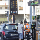 Unoperario echa combustible en el vehículo de un cliente.-ISRAEL L. MURILLO