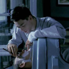 David Sust afeita a Günter Meisner, en una escena de la película 'Tras el cristal'.-