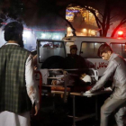 Miembros de los servicios de emergencia transportan en camilla a un herido en el ataque suicida en Kabul.-JAWAD JALALI (EFE)