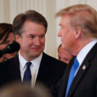 El juez Brett Kavanaugh junto a Donald Trump, en la Casa Blanca.-JIM BOURG (REUTERS)