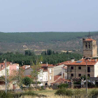 Vista general de Salas de los Infantes, al abrigo de la Sierra de la Demanda. Por encima de las viviendas se erige majestuosa la iglesia de Santa Cecilia.-ECB