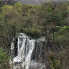 La cascada de Peñaladros cuenta con agua todo el año.-ECB