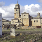 La iglesia de Santa María del Manzano de Castrojeriz es Bien de Interés Cultural desde 1974 y es muy conocida por los peregrinos que la visitan en su tránsito por el cercano Camino de Santiago. / SANTI OTERO