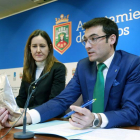 Raúl Sierra muestra el kit utilizado en el control antidrogas en presencia de Gema Conde.-RAÚL OCHOA