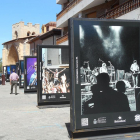 Una fotografía de Paco Santamaría de la primera edición en la plaza de toros en primer término da pie a una hilera de imágenes hasta el templo de San Juan.-