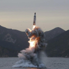 Fotografía de archivo sin fecha, cedida el 24 de abril de 2016, por la Agencia de Noticias Central de Corea del Norte (KCNA), de la prueba de lanzamiento de un misil balístico submarino en Corea del Norte.-EFE