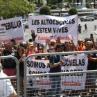 Autoescuelas catalanas y madrileñas se manifiestan frente al Congreso de los Diputados por la falta de examinadores de la DGT-DAVID CASTRO