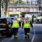Miembros de los servicios de emergencia acordonan la zona de la estación de metro Parsons Green en Londres (Reino Unido) tras una explosión este 15 de septiembre-EFE