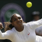 Serena Williams, durante su partido con Goerges en Wimbledon. /-AP / TIM IRELAND