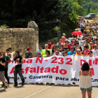 La manifestación para exigir el asfaltado de la N-232 el pasado mes de agosto reunió a medio millar de personas.-E. A.