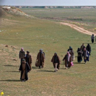 Combatientes del Estado Islámico y sus familias abandonan el feudo de Baghouz.-FADEL SENNA / AFP