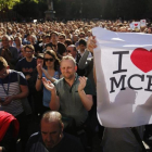 Una multitud sigue la vigilia en la plaza de Albert Square, en Manchester, tras el ataque suicida en el concierto de Ariana Grande, el 23 de mayo.-AP / EMILIO MORENATTI