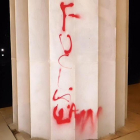 Pintada en la que se adivina la frase 'Fuck law'-US PARK POLICE