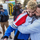 Carlos Cuadrado Lucho abraza a su padre tras salir de la prisión.-/ EFE / SANTI OTERO