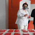 Elena Abajo (Cruz Roja) y Fernando de la Varga (Confederación de Hostelería) presentan la campaña 'No es por ti, es por mí' en la que se repartirán 10.000 preservativos en Castilla y León. ECB