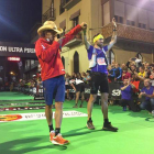Hernando celebra su título en la Copa del Mundo de UltraSky, ayer, en la meta de la Ultra Pirineu.-TWITTER / @ULTRAPIRINEU
