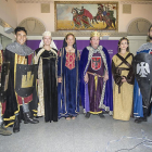La alcaldesa y la presidenta de la asociación junto a algunos de los 200 actores que intervienen en la obra.-I. L.M.