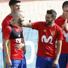 Villa e Iniesta, con Asensio y Deulofeu detrás, durante el primer entrenamiento de la selección.-JUAN CARLOS HIIDALGO / EFE