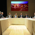El presidente del Gobierno, Mariano Rajoy (en el centro) ayer con los responsables de la empresa Campofrío y los representantes de los trabajadores.-ISRAEL L. MURILLO