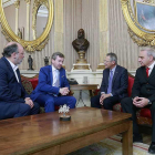 Senent (segundo por la derecha)visitó ayer al alcalde de Burgos.-RAÚL G. OCHOA