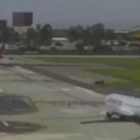 La avioneta de Harrison Ford (amarilla), atraviesa el plano de derecha a izquierda cruzándose en el camino del Boeing-YOUTUBE / JOHN WAYNE AIRPORT