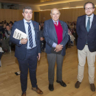 El director de El Mundo de Castilla y León, Pablo Lago, junto a José Antonio Marina y Javier Rambaud, ayer, en el Museo de la Evolución.-ISRAEL L. MURILLO