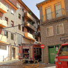 Los bomberos durante las labores de extinción en la zona del incendio que provocó la muerte de una mujer y siete heridos ayer en Segovia.-ICAL