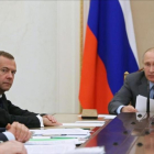 Putin y el primer ministro ruso Medvedev, en la reunión del pasado viernes en la que crearon una comisión independiente antidopaje en Rusia-EKATERINA SHTUKINA / EFE