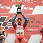 El podio del GP de Japón: Dovizioso, Márquez y Petrucci.-EFE