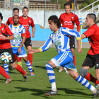 Seoane, autor del ter gol de la Arandina, conduce un balón en el choque ante el Mirandés B.-Alberto Calvo