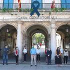 Ediles de la Corporación municipal en la fachada del Ayuntamiento durante el minuto de silencio. / RAÚL G. OCHOA