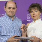 Ibáñez y Antón muestran los dos tipos de cecina más típicos de Quintanar, de burro y de vaca, que no faltarán en la feria.-R. O.