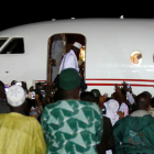Yahya Jammeh embarca en el avión con el que ha abandonado Gambia.-THIERRY GOUEGNON / REUTERS