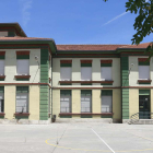 La fachada del Colegio Público Vadillos presenta desperfectos. RAÚL OCHOA
